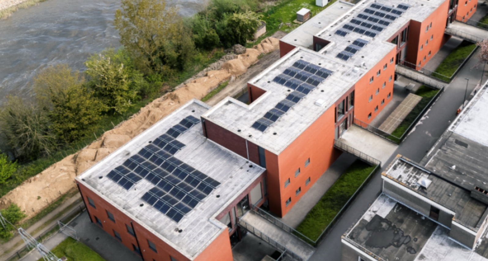 Gebouwen met zonnepanelen op platte daken