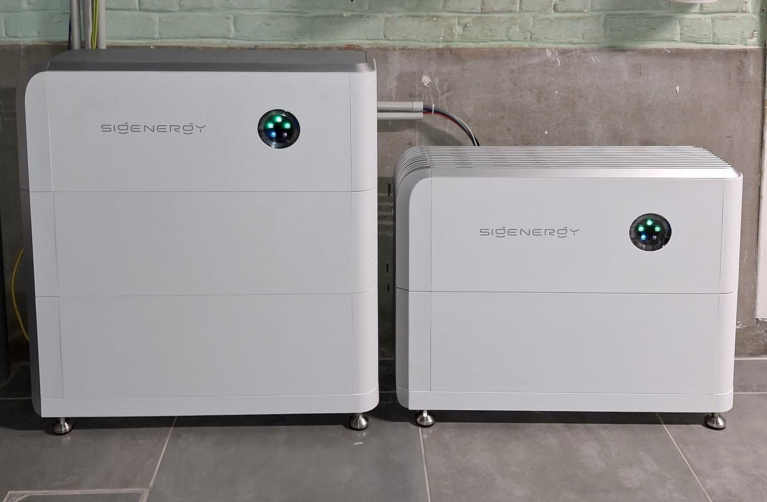 Twee thuisbatterijen in een technische ruimte
